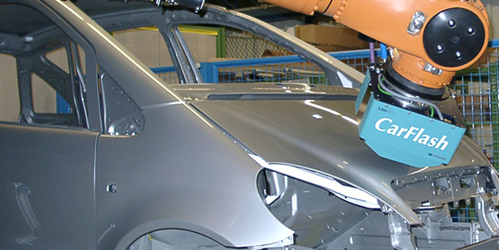 将CarFlash内联测量与机器人系统集成，确保了汽车生产中颜色质量的完整性。