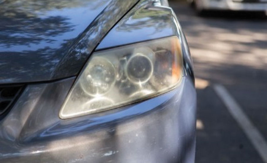 美国汽车协会阐明了用浑浊的前灯驾驶的危险。
