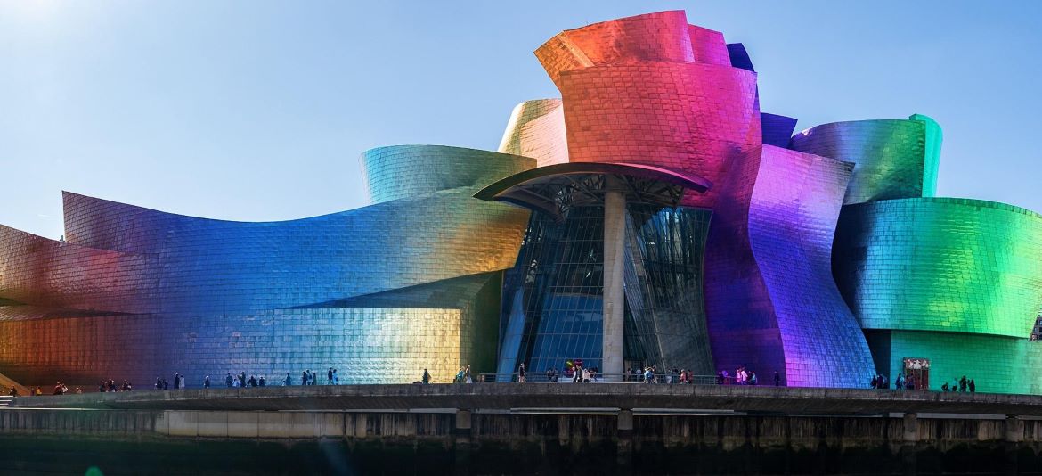 西班牙毕尔巴鄂的古根海姆博物馆，它的钛包面可能是阳极氧化的颜色。(图片来源:David Vives on Unsplash)