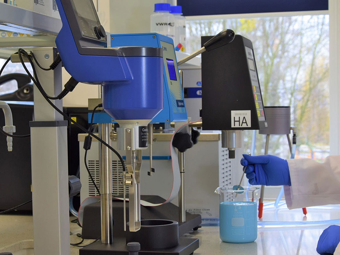 Spektrochem原料实验室中用于低剪切粘度和中剪切粘度测量的实验室台。