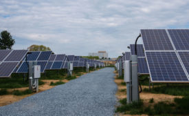 太阳能发电设施的照片