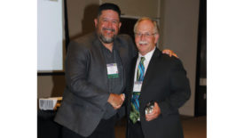 Bill Oney接受CCAI终身成就奖的照片。