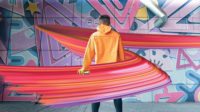描绘未来计划的视觉:一个男人站在彩色的漩涡中