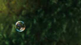 泡沫在绿色背景的照片