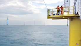 北海海上风电场的两名工人。